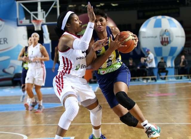 Najskuteczniejsze koszykarki w swoich ekipach. Z lewej Rebecca Harris, która zdobyła 17 punktów. Z prawej Angel McCoughtry, która rzuciła 22 „oczka”