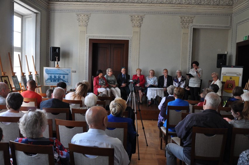 Radziszów. Motyle i kwiaty namalowali na szkle artyści z Grupy Artystycznej Seniorów w Skawinie  