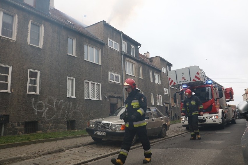 Pożar we Wrocławiu. Cała ulica tonie w dymie. Ludzie uciekają z domów