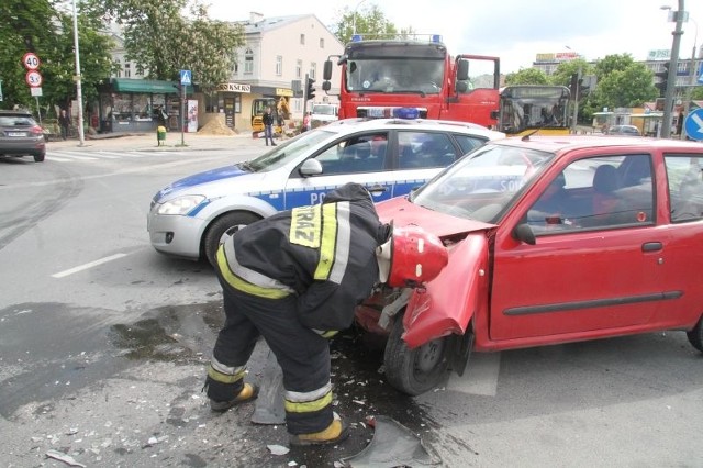 Zderzenie karetki z fiatem na skrzyżowaniu w Kielc