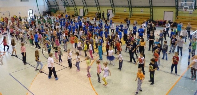 300 uczniów z Publicznej Szkoły Podstawowej numer 3 ze Staszowa, podczas turnieju Małej Ligi Piłki Ręcznej zatańczyło zumbę.
