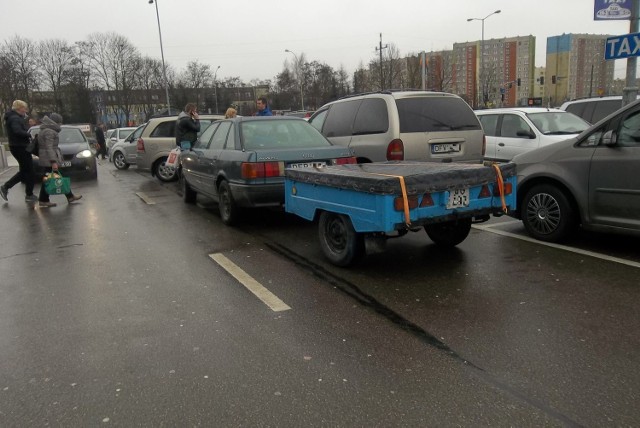 Sądząc po zdjęciach, największe zamieszanie tworzy się na parkingu przed Kauflandem. Kierowcy na zagranicznych numerach rejestracyjnych parkują gdzie popadnie. Wykorzystaliśmy zdjęcia zamieszczone na fanpage'u "Nie umiem parkować Suwałki".