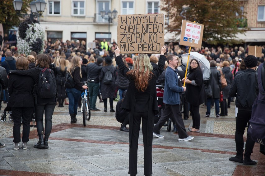 czarny protest zgromadził 3 października na Rynku Kościuszki...