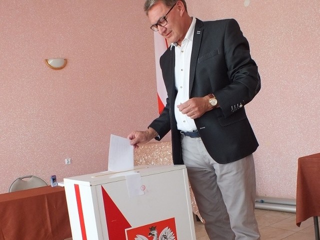 Mecenas Kazimierz Jesionek głosował w komisji wyborczej w Ratajach.
