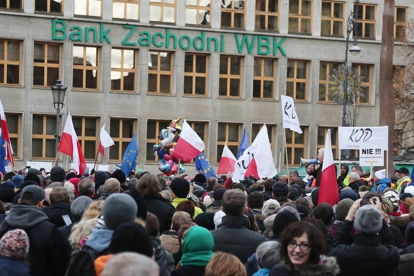 Wrocławianie w obronie demokracji. Ponad 2 tysiące osób na pl. Solnym