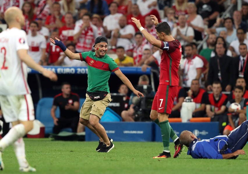 Kibic przerwał mecz Polska Portugalia na Euro 2016. Wbiegł...