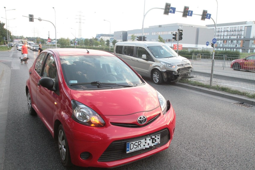 Wypadek przy szpitalu na Borowskiej. Auto wpadło na ogrodzenie [ZDJĘCIA]