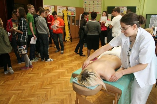 Na Dniach Otwartych w Zespole Szkół im. Korczaka w Prudniku można było skorzystać z profesjonalnego masażu.