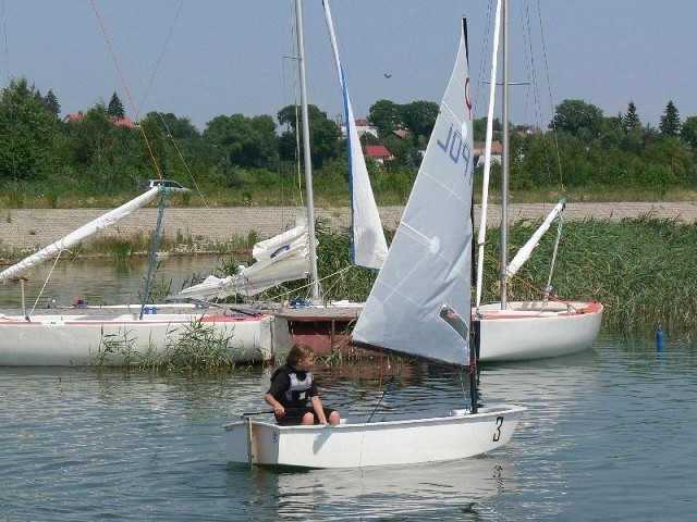 Jezioro Tarnobrzeskie to idealne miejsce do uprawiania wodnych sportów.