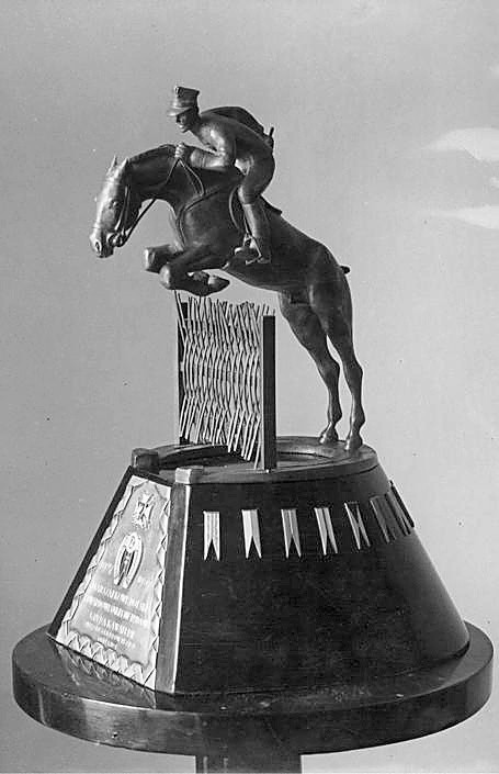 Rzeźba wręczona marsz. Edwardowi Śmigłemu-Rydzowi w 1937 r