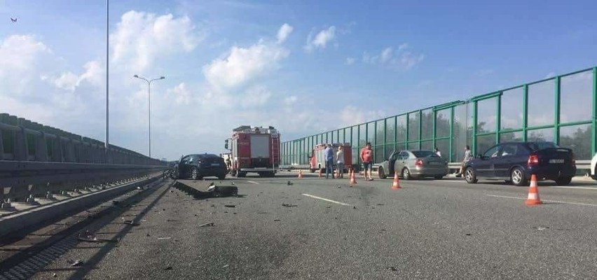 Wypadek na A1 w Knurowie: Jedna osoba ciężko ranna. Lądował śmigłowiec LPR
