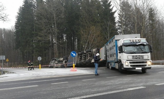 Do wypadku doszło na drodze krajowej nr 65. W rejonie miejscowości Górne wywróciła się ciężarówka.