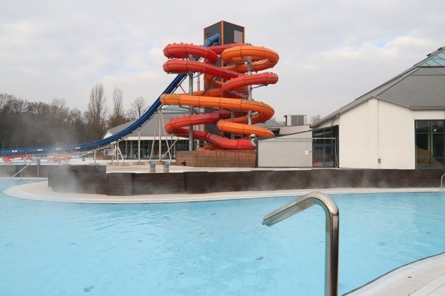 Zewnętrzny basen z wodą o temperaturze 30 st. C to jedna z największych zimowych atrakcji „Fali”.