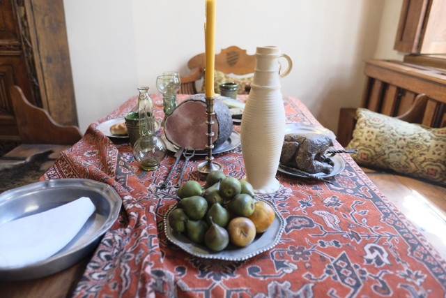 Zastawa stołowa i jadło z czasów autora „De revolutionibus...”. Fragment stałej wystawy w Domu Mikołaja Kopernika