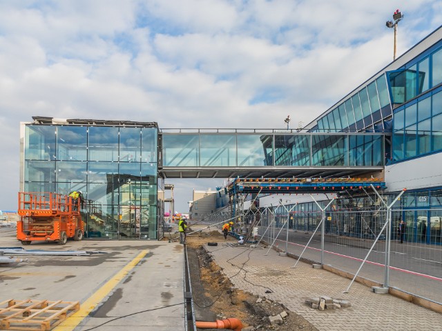 Terminal B w Pyrzowicach w remoncie, styczeń-luty 2020. Jedna z trzech nowych klatek schodowychZobacz kolejne zdjęcia. Przesuwaj zdjęcia w prawo - naciśnij strzałkę lub przycisk NASTĘPNE