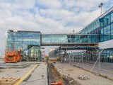 Rozbudowa terminala B na lotnisku w Pyrzowicach. Nowe klatki schodowe, stropy, szklana fasada. Remont w Katowice Airport prowadzi Promus 