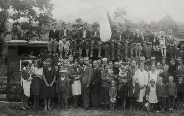 Męcinianie na stacji kolejowej w Męcinie, którzy wyjechali do Lipek w pierwszym transporcie  w 1945 r. w tym rodzice ambasadora doktora Stanisława Smolenia