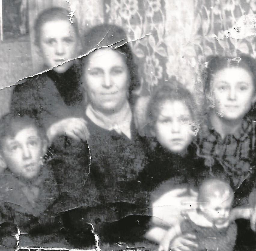 Urszula (z prawej) z mamą, siostrą i braćmi w Neufahwasser....