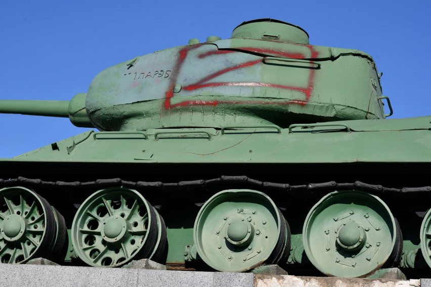 Radzieckie czołgi i armaty wieńczą postumenty znajdujące się...