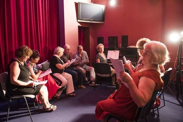 Grupa seniorów pracowała nad wspólnym dziełem od czerwca, spotykając się cyklicznie w siedzibie teatru przy Szosie Chełmińskiej 226b