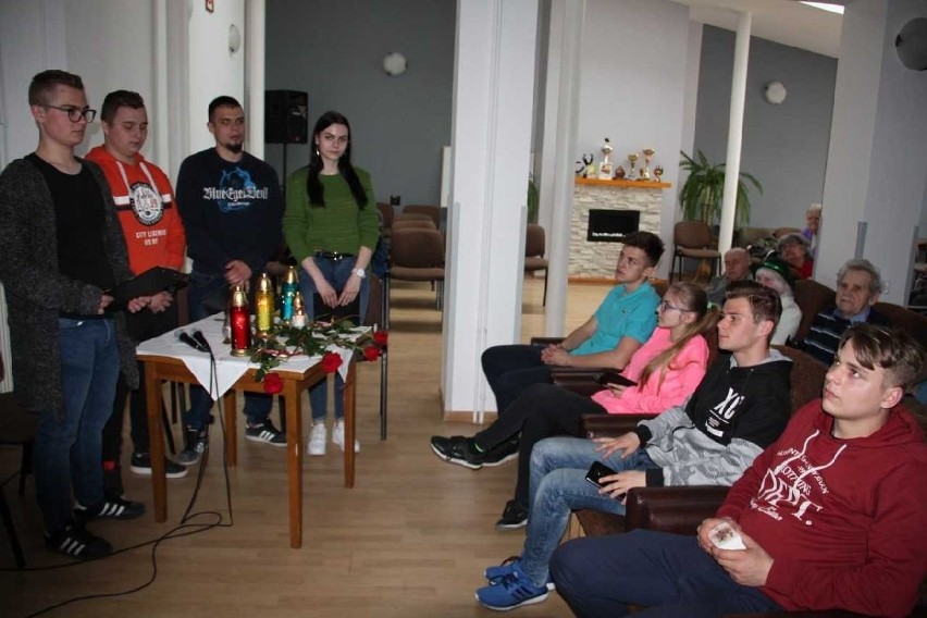 Młodzież przypomniała życie i pontyfikat Jana Pawła II mieszkańcom Domu Pomocy Społecznej w Sandomierzu