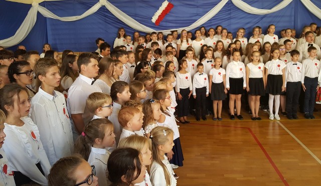 Wielki chór buskiej "Jedynki" podczas prezentacji konkursowej "Do Hymnu!".