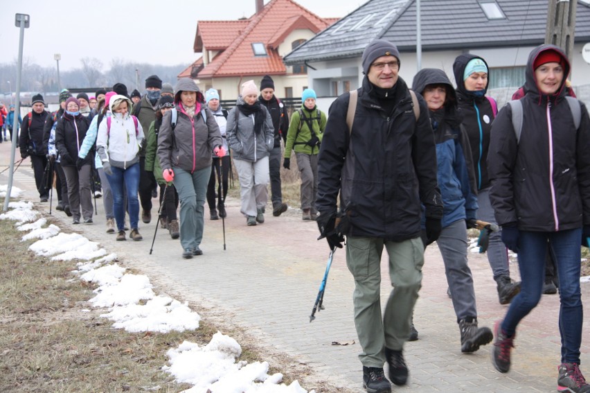 180 pasjonatów pieszych wędrówek wzięło udział w XX Zimowym Marszu. Mieli do pokonania 25 kilometrów