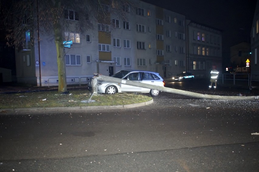 Kolizja w sylwestrową noc. Samochód uderzył w lampę [ZDJĘCIA]