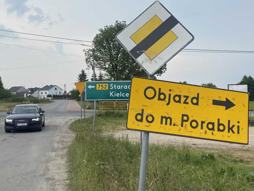 Po remoncie drogi powiatowej przez Krajno zostało oznakowanie. Czy kierowcy niepotrzebnie nadkładają drogi?