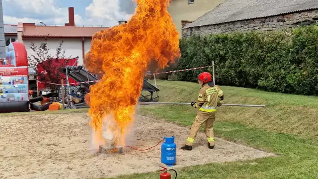 Gaszenie pożaru było jedną z największych atrakcji podczas pikniku strażackiego w Przysusze. W ramach nauki bezpiecznych zachowań urządzono pokaz - jakie niebezpieczeństwo niesie ze sobą niewłaściwe gaszenie oleju