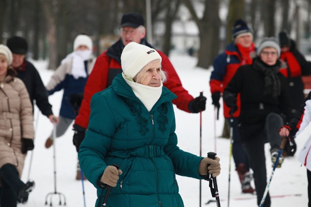 Na Stawach Jana  92. urodziny świętowała w Aleksandra Durlik, najstarsza uczestniczka zajęć nordic walking organizowanych przez MOSiR