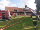 Pożar domu w Straszynie. 19.09.2020 r. Poddasze gasiło kilka zastępów strażaków. Nie ma poszkodowanych