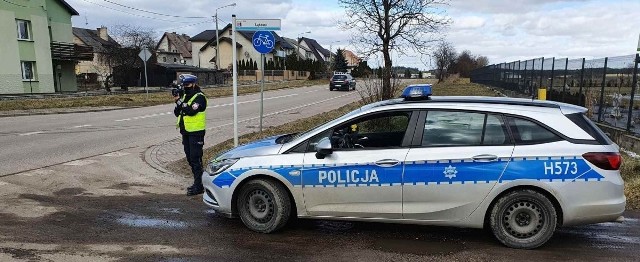 Prędkość jest jednym z kluczowych czynników wpływających na ryzyko zaistnienia wypadków drogowych i skalę ich skutków. Niedostosowana do warunków ruchu niesie za sobą zagrożenia związane m.in. z brakiem opanowania pojazdu. Wpływa również, w istotny sposób, na rodzaj doznanych w wypadku obrażeń.Fot. policja