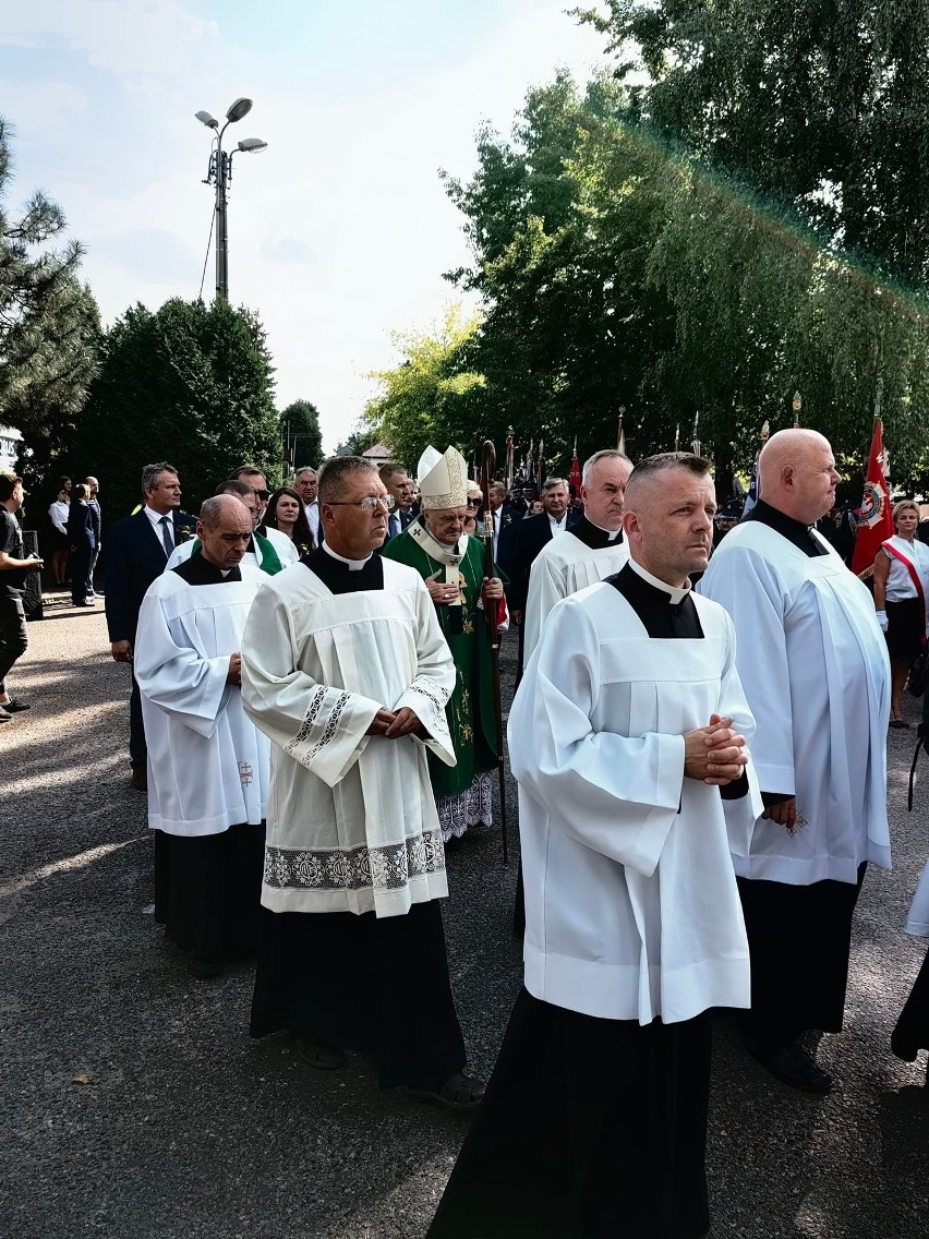 Kardynał Kazimierz Nycz na dożynkowej mszy świętej w Lewiczynie. Na uroczystości pojawił się tłumy ludzi. Zobaczcie zdjęcia