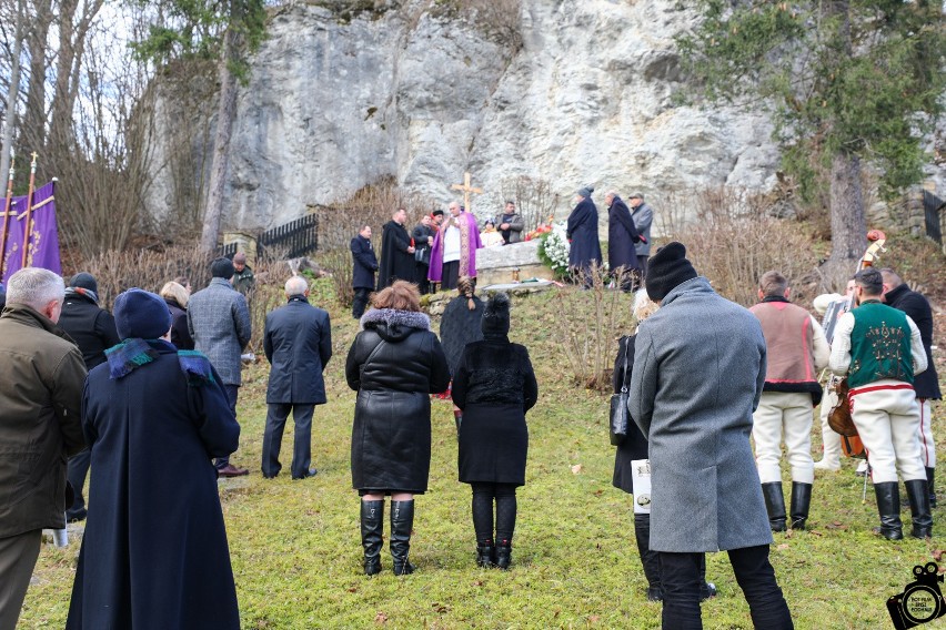 W Niedzicy pochowany został syn ostatnich właścicieli zamku Dunajec. Jego prochy przeniesiono ze Słowacji