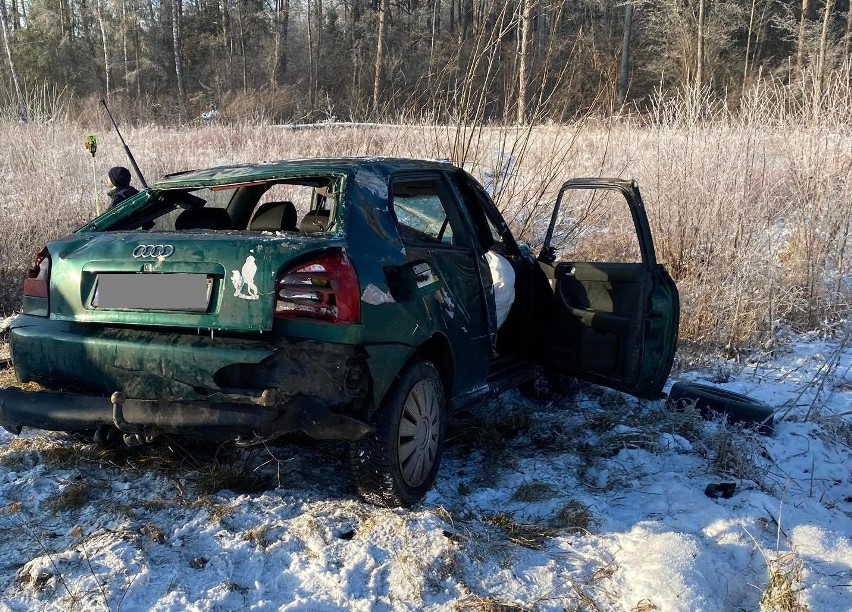Wypadek w Borawem w gminie Rzekuń. 27.12.2021 auto wypadło z drogi i dachowało. Zrzutka dla rodziny ofiary wypadku. Zdjęcia