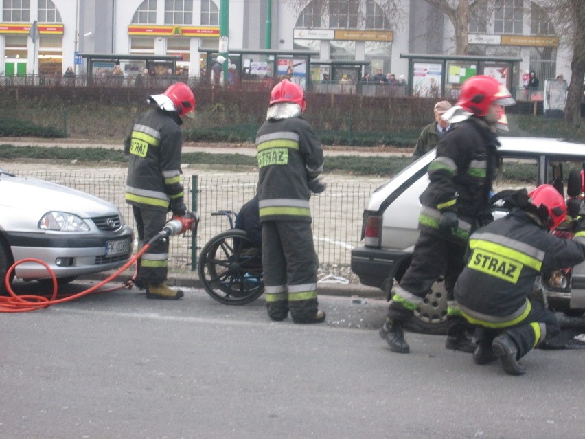 Poznań: Płonął samochód z bezdomnym mężczyzną w środku