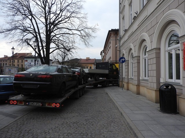 Kierowca lawety z naczepą wyładowaną samochodami osobowymi wjechał na wadowicki rynek i...się zaklinował.