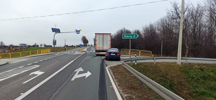 Wypadek w Pacanowie. Na drodze krajowej numer 79 auto osobowe zderzyło się z ciężarówką. Kobieta zmarła w szpitalu