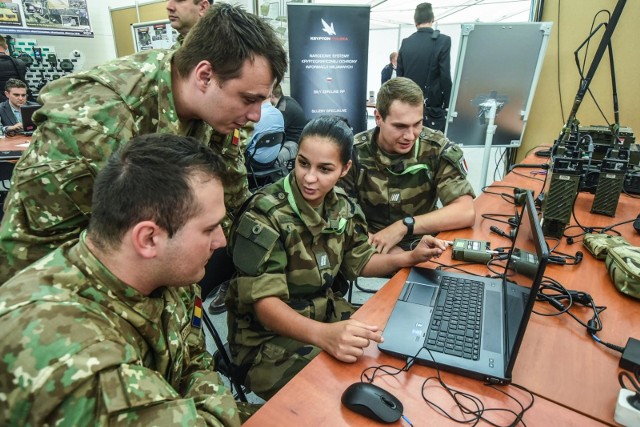 W JFTC w Bydgoszczy odbywają się Ćwiczenia Koalicyjnej Interoperacyjności Bojowej (CWIX). Ponad 1250 specjalistów przeprowadzi w sumie około 4000 testów przy użyciu 275 systemów informatycznych i rozwiązań technicznych. Testy mają na celu poprawę interoperacyjności, odporności i gotowości sił sojuszniczych i partnerskich.W trakcie ćwiczenia CWIX uczestnicy z 32 państw NATO i krajów partnerskich testują interoperacyjność – zdolność wielonarodowych jednostek do spójnej i efektywnej współpracy – przed jej praktycznym zastosowaniem. Celem nadrzędnym jest podniesienie efektywności Sojuszu.CWIX to największe doroczne ćwiczenie tego rodzaju zatwierdzone przez NATO.MUNDIAL.  Przed meczem POLSKA-JAPONIA