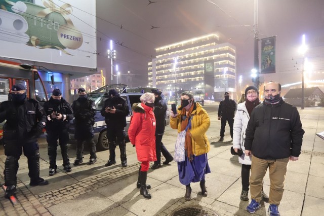 Protest pod hasłem "Inauguracja stanu wojennego" w sylwestrową noc w Katowicach.Zobacz kolejne zdjęcia. Przesuwaj zdjęcia w prawo - naciśnij strzałkę lub przycisk NASTĘPNE