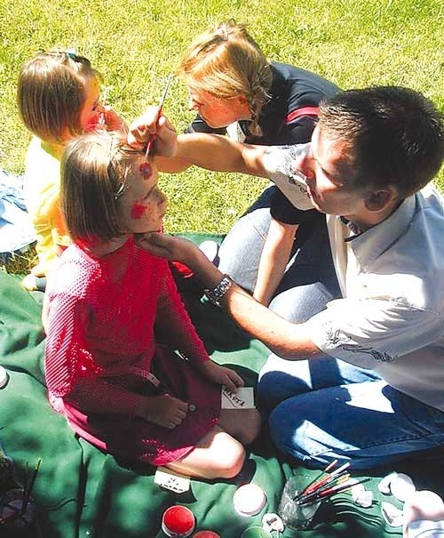 Na zdjęciu: wolontariuszki z klubu Tęcza malują twarze bajkowych postaci