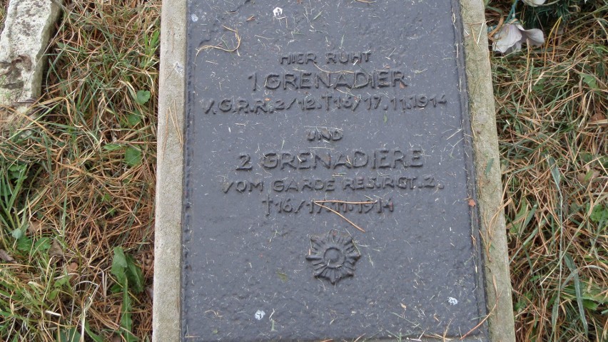 Znicze na grobach żołnierzy z I wojny światowej na cmentarzu w Kotowicach ZDJĘCIA