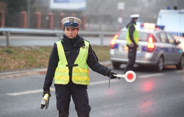 Każdy kierowca musi znać zasady kontroli drogowej, właściwie reagować na polecenie funkcjonariusza