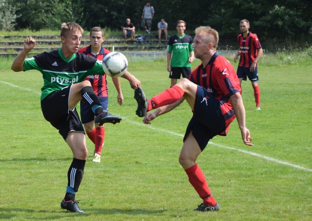 Piotr Cieciera (z lewej, Chełmek) walczy z Mirosławem Pactwą z Nadwiślaninu Gromiec. W meczu V ligi piłkarskiej (grupa oświęcimska) Chełmek pokonał Nadwiślanin Gromiec 1-0.