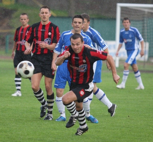 Wojciech Pięta (na drugim planie w niebieskiej koszulce) ostatnio przyjeżdżał do Bytowa w barwach Bałtyku. 