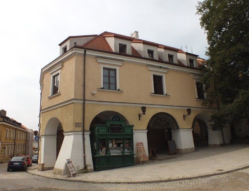 Trzygwiazdkowy hotel mieści się przy staromiejskim Rynku w...