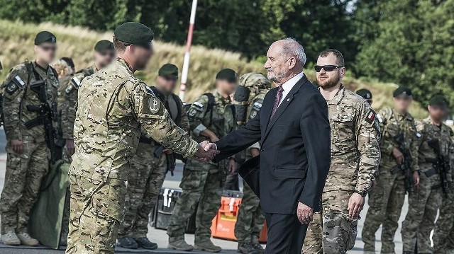 Żołnierzy z Jednostki Wojskowej Komandosów w Lublińcu na wrocławskim lotnisku przywitał minister obrony narodowej