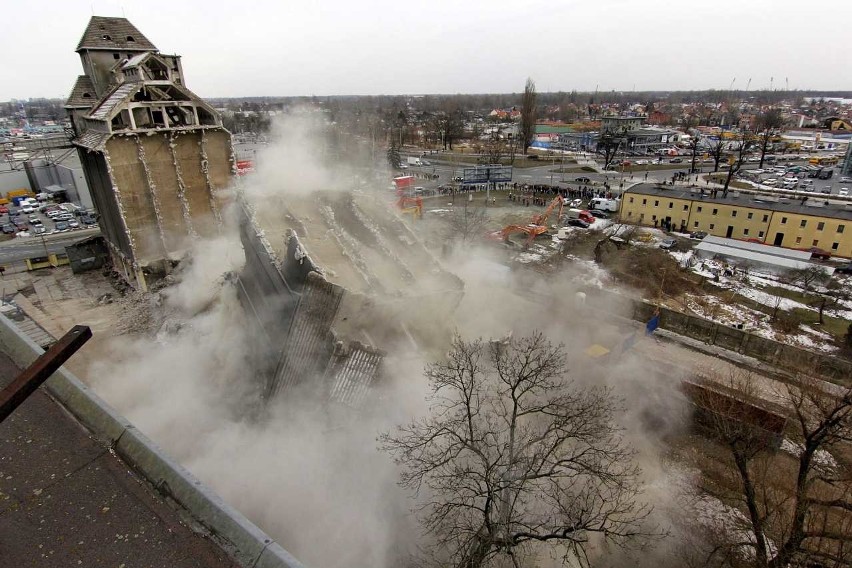 Wyburzanie młyna Sułkowice - marzec i czerwiec 2013 roku