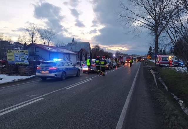 Wypadek na DK75. Zderzyły się cztery samochody osobowe